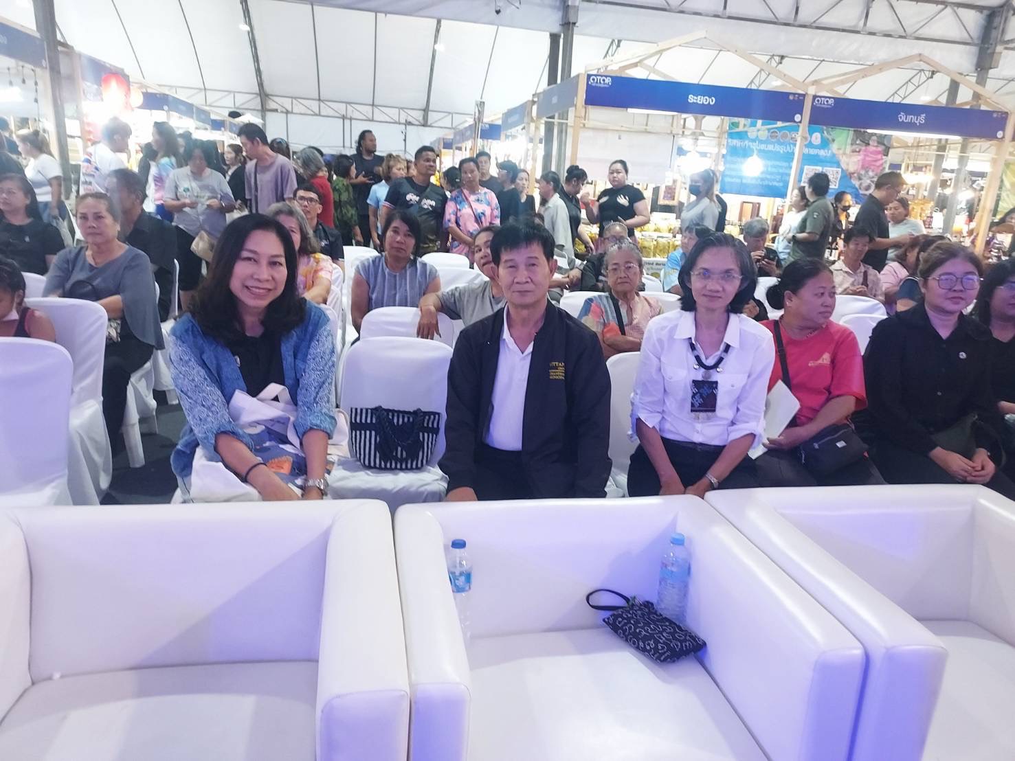 พช.จันทบุรี ลงพื้นที่ให้กำลังใจผู้ประกอบการ "OTOP สร้างสุขสู่ชุมชน" กระตุ้นเศรษฐกิจฐานรากเมืองจันท์