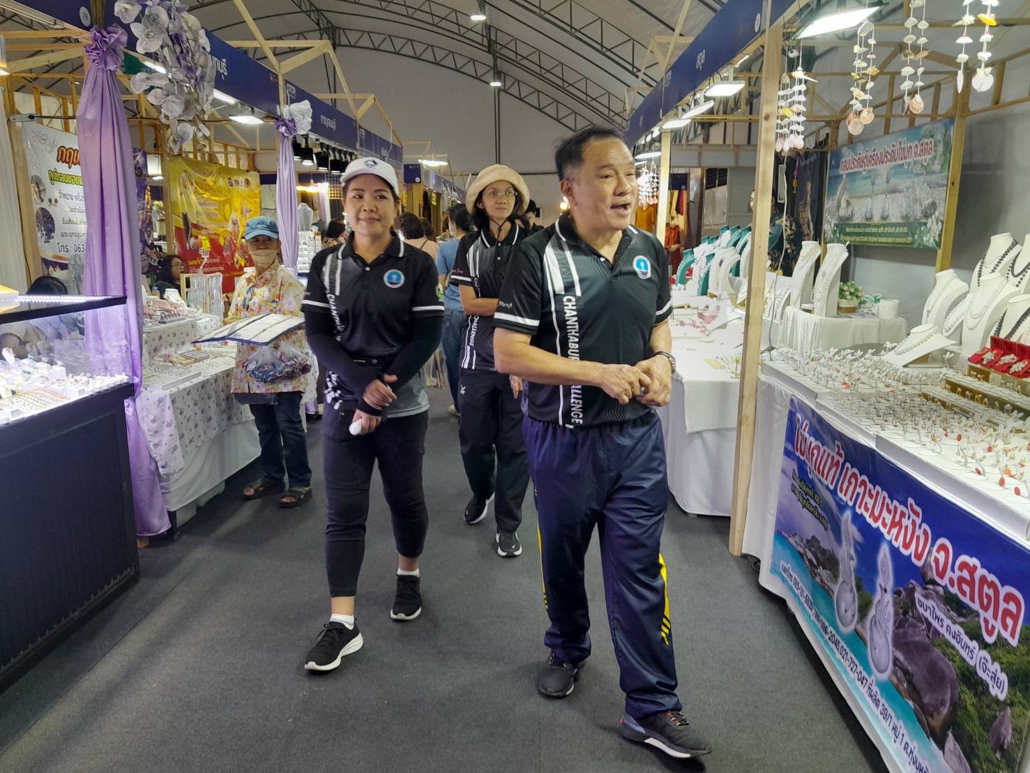 พช.จันทบุรี ลงพื้นที่งาน "OTOP สร้างสุขสู่ชุมชน" เดินหน้ากระตุ้นเศรษฐกิจฐานราก 