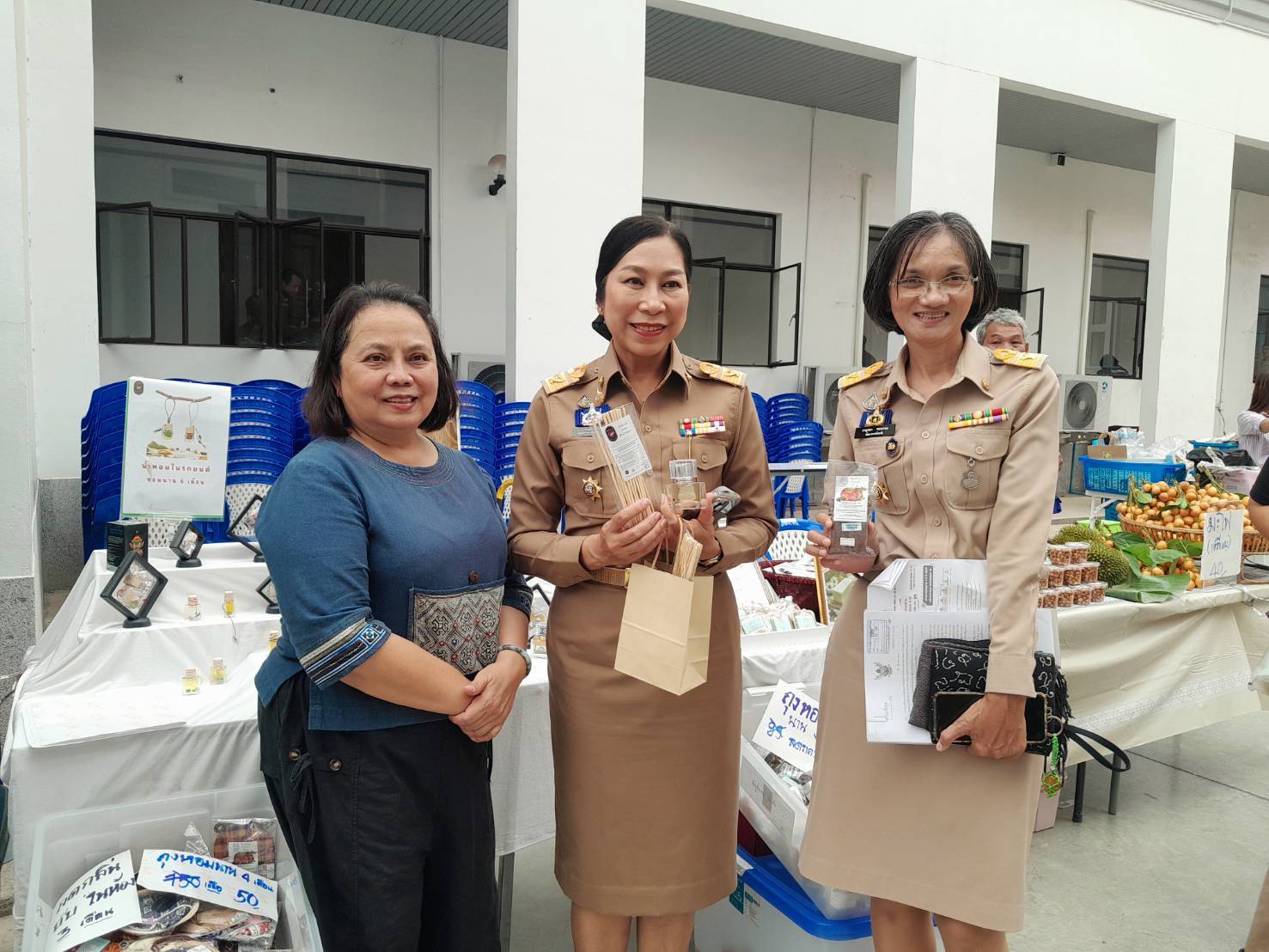 ตลาดนัดคนไทยยิ้มได้...ตลาดของคนไทย เพื่อรอยยิ้มของชุมชน  พช.จันทบุรี จัดกิจกรรม "ตลาดนัดคนไทยยิ้มได้ @ศาลากลางจังหวัดจันทบุรี"