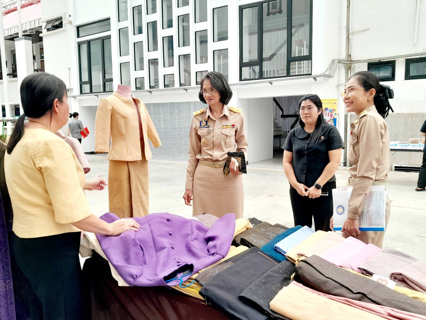 ตลาดนัดคนไทยยิ้มได้...ตลาดของคนไทย เพื่อรอยยิ้มของชุมชน  พช.จันทบุรี จัดกิจกรรม "ตลาดนัดคนไทยยิ้มได้ @ศาลากลางจังหวัดจันทบุรี" 