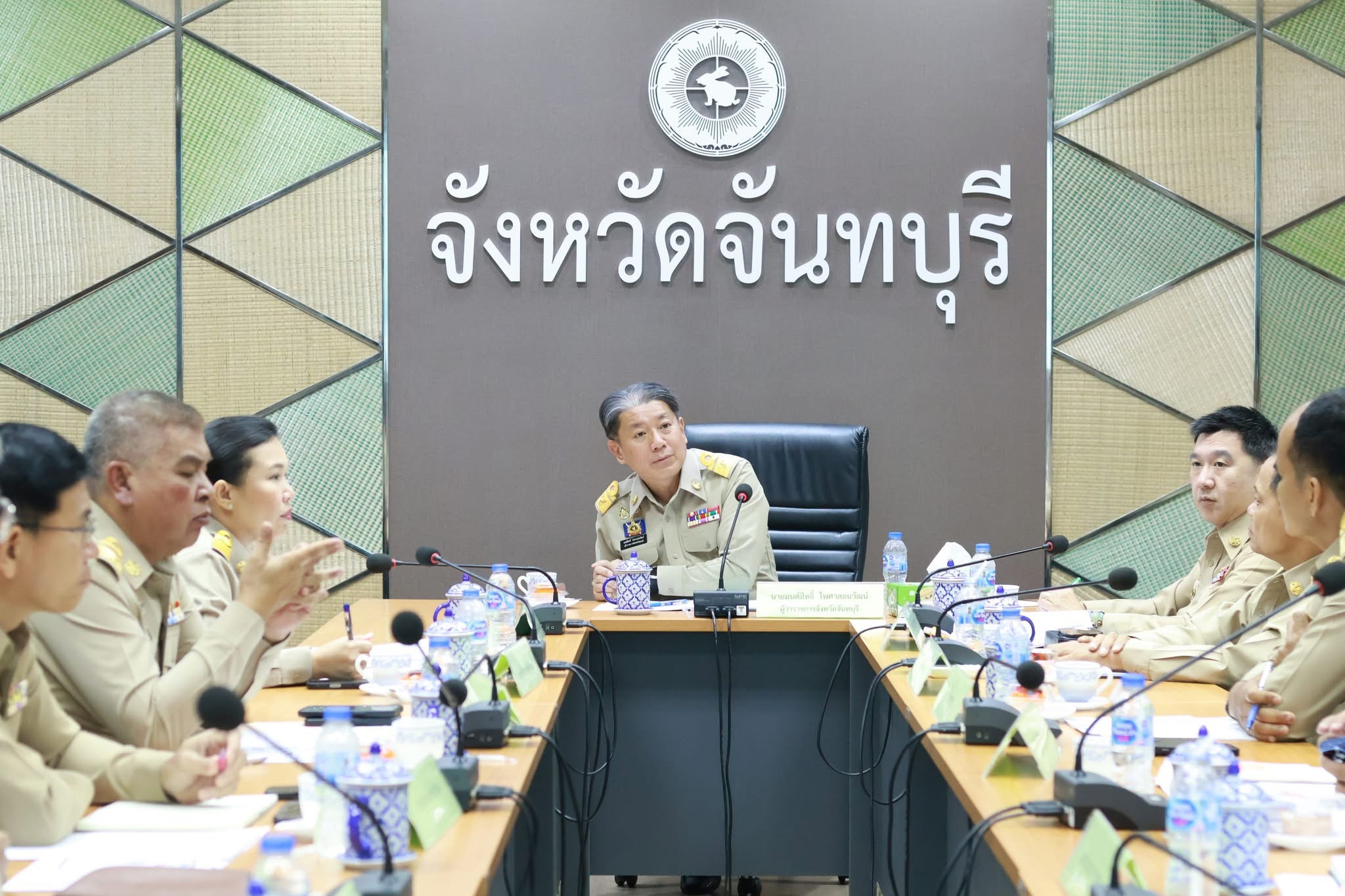 สำนักงานพัฒนาชุมชนจังหวัดจันทบุรี ร่วมประชุมขับเคลื่อนงานนโยบายสำคัญจังหวัดจันทบุรี มุ่งลดค่าครองชีพควบคู่การรักษาความสงบเรียบร้อยในพื้นที่