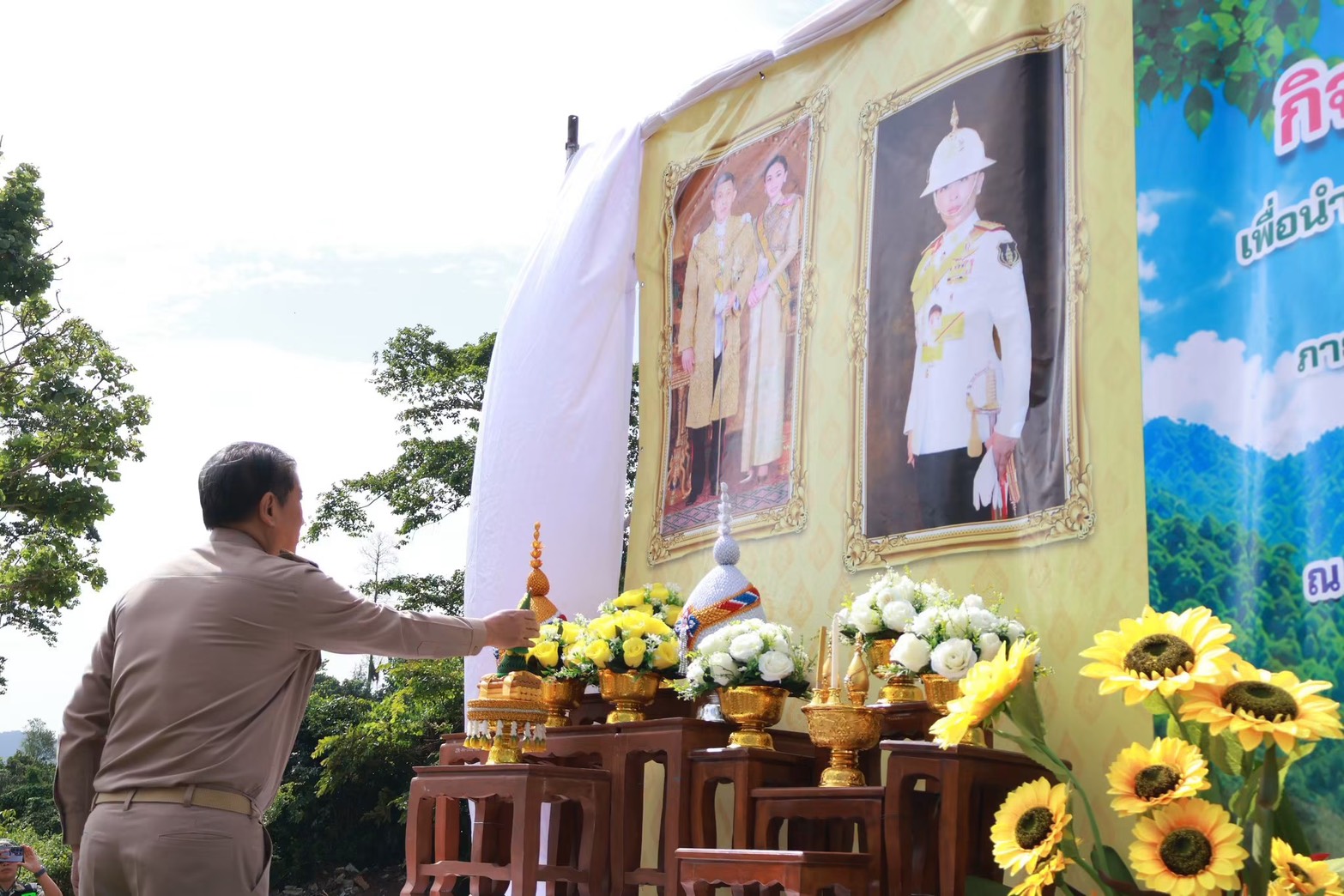 พช.จันทบุรี ร่วมกิจกรรมปลูกพืชอาหารช้างและสัตว์ป่า พร้อมสร้างโป่งเทียม สานต่อโครงการ "พัชรสุธาคชานุรักษ์" มุ่งเพิ่มแหล่งอาหาร คืนความอุดมสมบูรณ์สู่ผืนป่า
